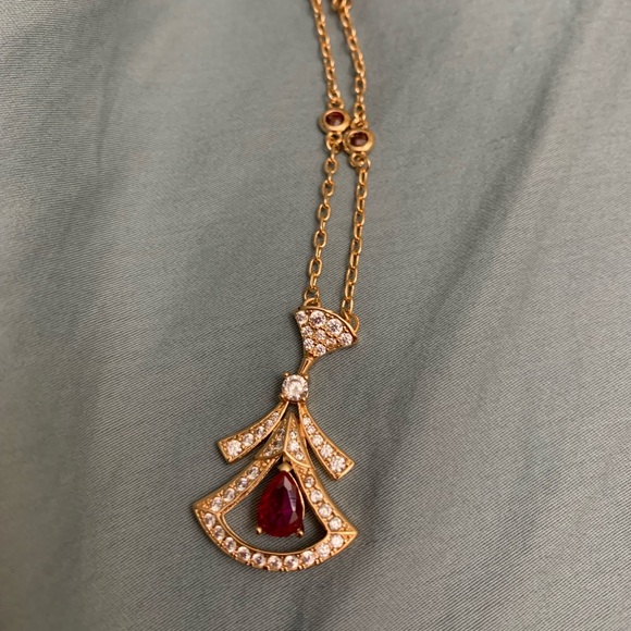 Divas dream necklace rose gold with red crystals ♥️💛 - Picture 3 of 8